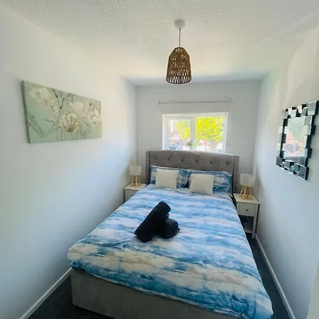 Apartment Entire Two Bed House With Gated Off Street Parking *