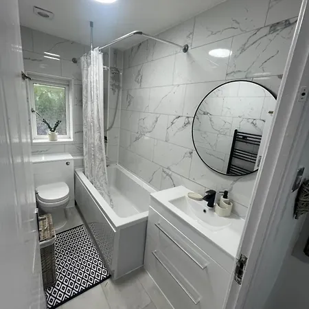 Entire Two Bed House With Gated Off Street Parking 맨체스터