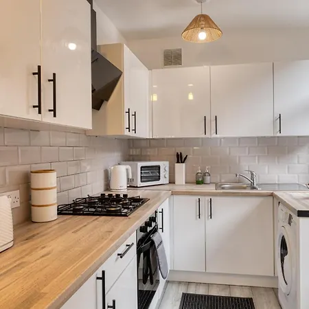 Holiday home Full House, Massage Mattresses, Sleeps 6 Guests, Free Wifi, Free Parking, Free Netflix, Smart Tv *