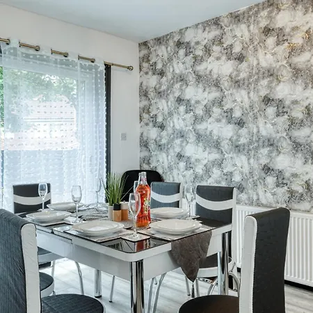 Full House, Massage Mattresses, Sleeps 6 Guests, Free Wifi, Free Parking, Free Netflix, Smart Tv Holiday home *