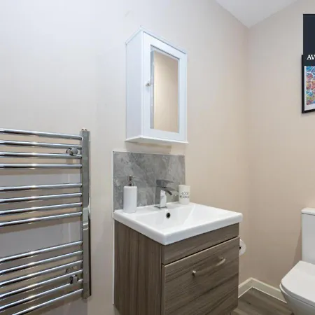 Stylish One Bedroom By Av Hughes Short Lets & Serviced With Free Parking & Wi-fi Apartament