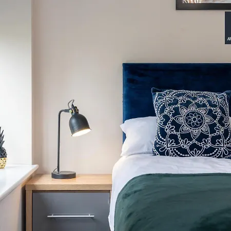 Stunning One Bedroom By Av Hughes Short Lets & Serviced With Free Parking & Wi-fi