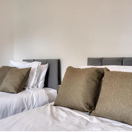 Full House, Massage Mattresses, Sleeps 6 Guests, Free Wifi, Free Parking, Free Netflix, Smart Tv * Manchester