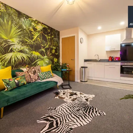 Stylish One Bedroom By Av Hughes Short Lets & Serviced With Free Parking & Wi-fi *
