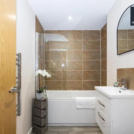 Stunning One Bedroom By Av Hughes Short Lets & Serviced With Free Parking & Wi-fi