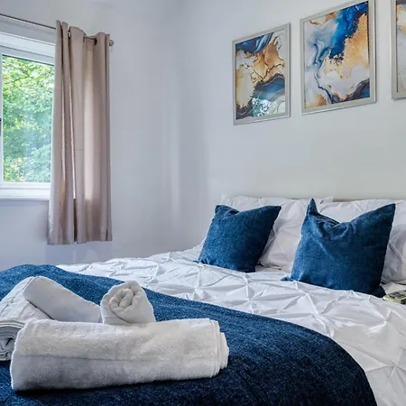 Holiday home Contractors & Relocation Haven, 3Bd House, Secure Off-Site Parking & Office Space