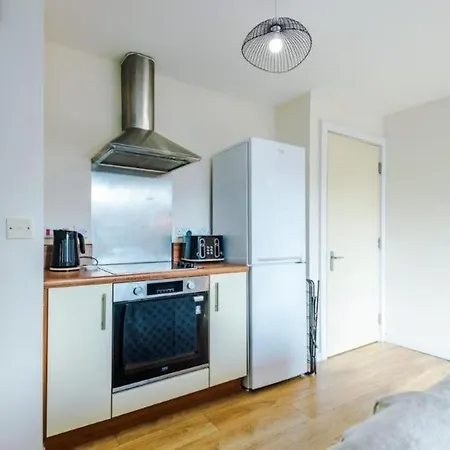 Modern 2br Near Centre - Free Parking Garage Apartment