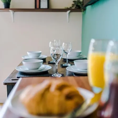 شقة Modern 2br Near Centre - Free Parking Garage *