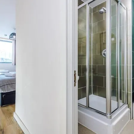 شقة Modern 2br Near Centre - Free Parking Garage *