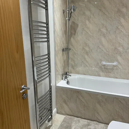 Modern 4 Bed With Free Parking & Garden Ferienhaus