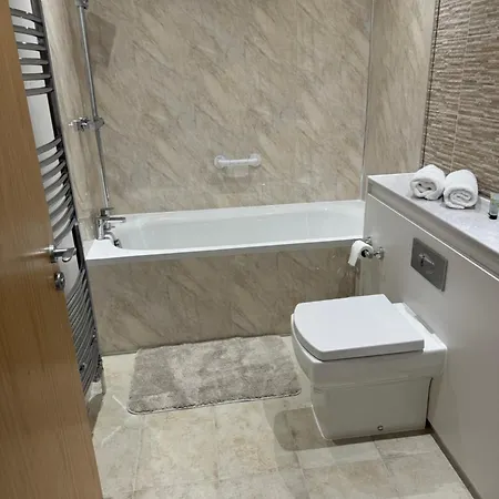 Ferienhaus Modern 4 Bed With Free Parking & Garden *
