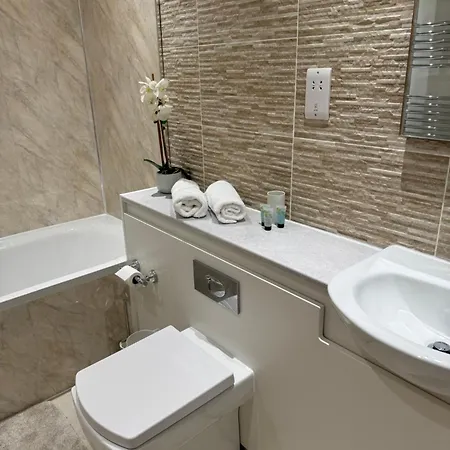 Nyaraló Modern 4 Bed With Free Parking & Garden