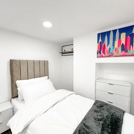 Holiday home Large Home In Heart Of Bustling Levenshulme Manchester