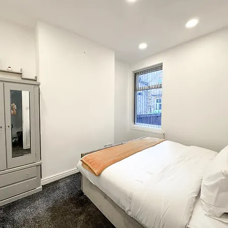 Large Home In Heart Of Bustling Levenshulme Holiday home