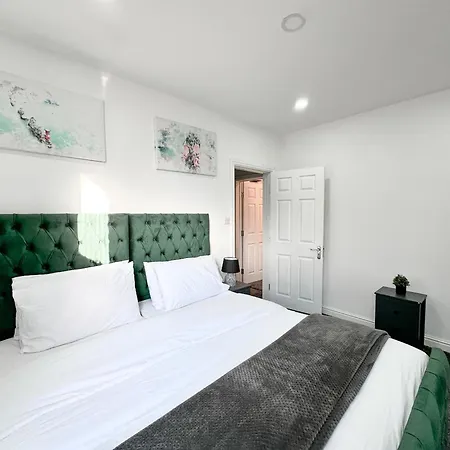 Large Home In Heart Of Bustling Levenshulme Manchester