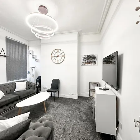 Large Home In Heart Of Bustling Levenshulme * Manchester