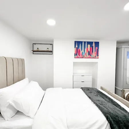 Large Home In Heart Of Bustling Levenshulme Holiday home *