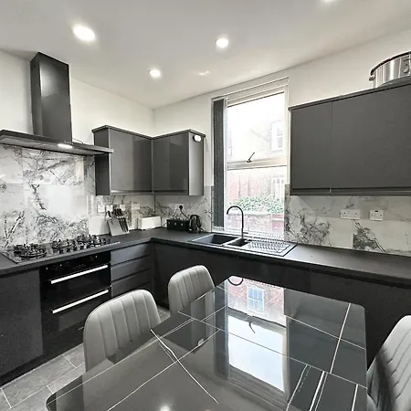 Large Home In Heart Of Bustling Levenshulme