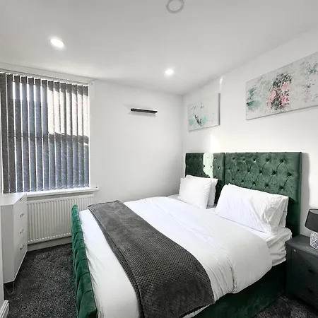 Large Home In Heart Of Bustling Levenshulme Holiday home
