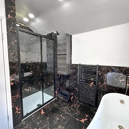 Large Home In Heart Of Bustling Levenshulme * Manchester