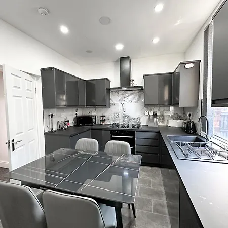 Large Home In Heart Of Bustling Levenshulme