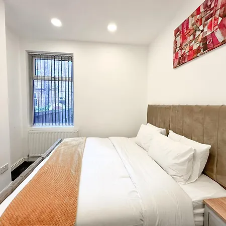 Large Home In Heart Of Bustling Levenshulme Holiday home