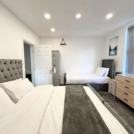 Large Home In Heart Of Bustling Levenshulme Holiday home *