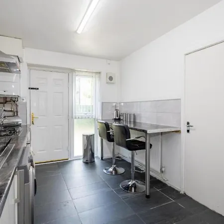 Spacious And Modern Townhouse In Old Trafford Manchester