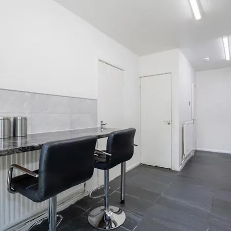 Spacious And Modern Townhouse In Old Trafford *