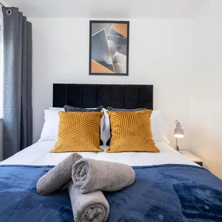 Holiday home Spacious And Modern Townhouse In Old Trafford *