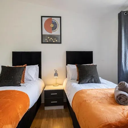 Holiday home Spacious And Modern Townhouse In Old Trafford
