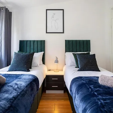 Spacious And Modern Townhouse In Old Trafford Holiday home *
