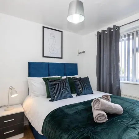 Spacious And Modern Townhouse In Old Trafford Holiday home *