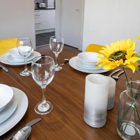 Holiday home Spacious And Modern Townhouse In Old Trafford *