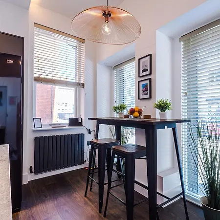 Incredible 3bed Townhouse, Rooftop Patio, Sleeps 6 * Manchester