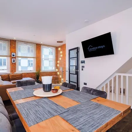 Apartment Incredible 3bed Townhouse, Rooftop Patio, Sleeps 6