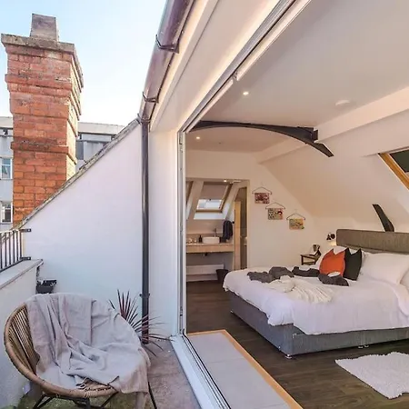 Incredible 3bed Townhouse, Rooftop Patio, Sleeps 6 Apartment *