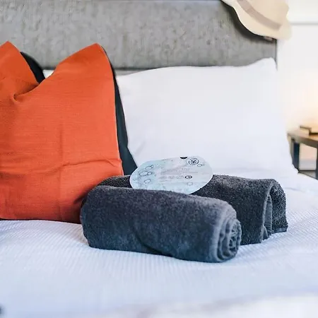 Incredible 3bed Townhouse, Rooftop Patio, Sleeps 6