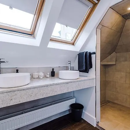 Incredible 3bed Townhouse, Rooftop Patio, Sleeps 6 *