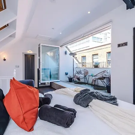 Incredible 3bed Townhouse, Rooftop Patio, Sleeps 6 Apartment *