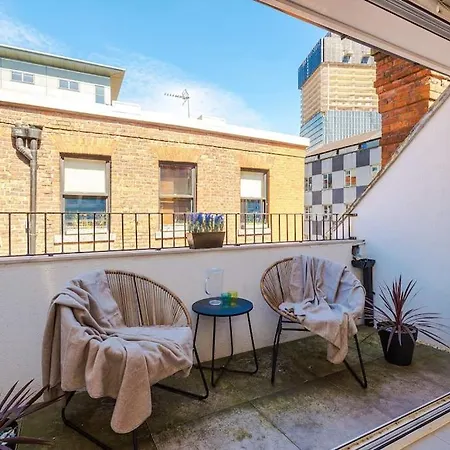 Incredible 3bed Townhouse, Rooftop Patio, Sleeps 6