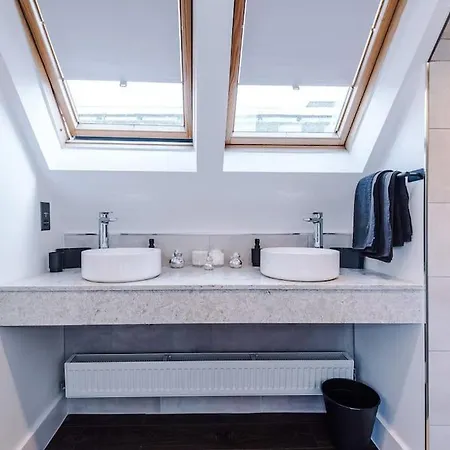 Incredible 3bed Townhouse, Rooftop Patio, Sleeps 6