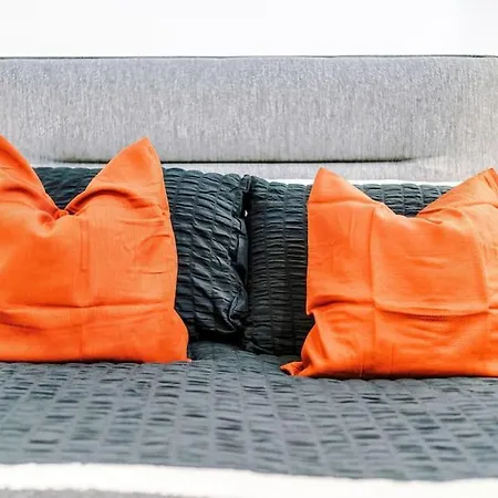 Incredible 3bed Townhouse, Rooftop Patio, Sleeps 6 *