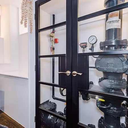 Incredible 3bed Townhouse, Rooftop Patio, Sleeps 6