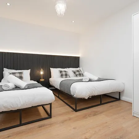 Sophisticated & Stylish Flat Near Airport - Sleeps 9 * Manchester
