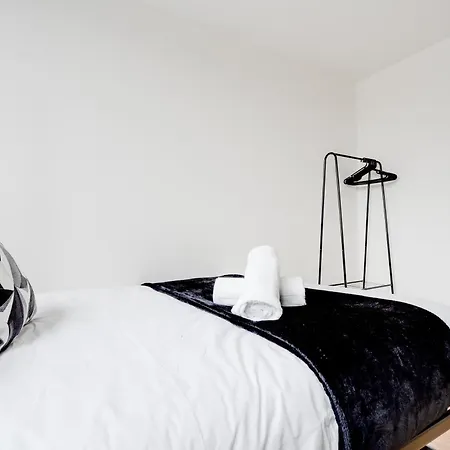 Sophisticated & Stylish Flat Near Airport - Sleeps 9 Manchester