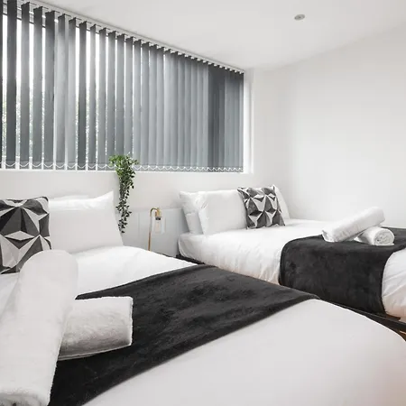Sophisticated & Stylish Flat Near Airport - Sleeps 9
