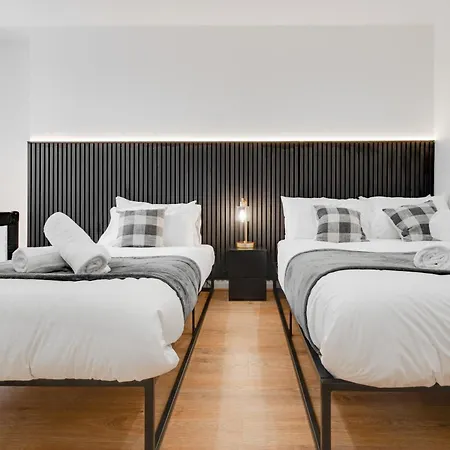 Sophisticated & Stylish Flat Near Airport - Sleeps 9