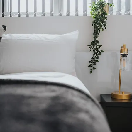 Sophisticated & Stylish Flat Near Airport - Sleeps 9 Apartment *