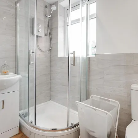 Apartment Sophisticated & Stylish Flat Near Airport - Sleeps 9 *